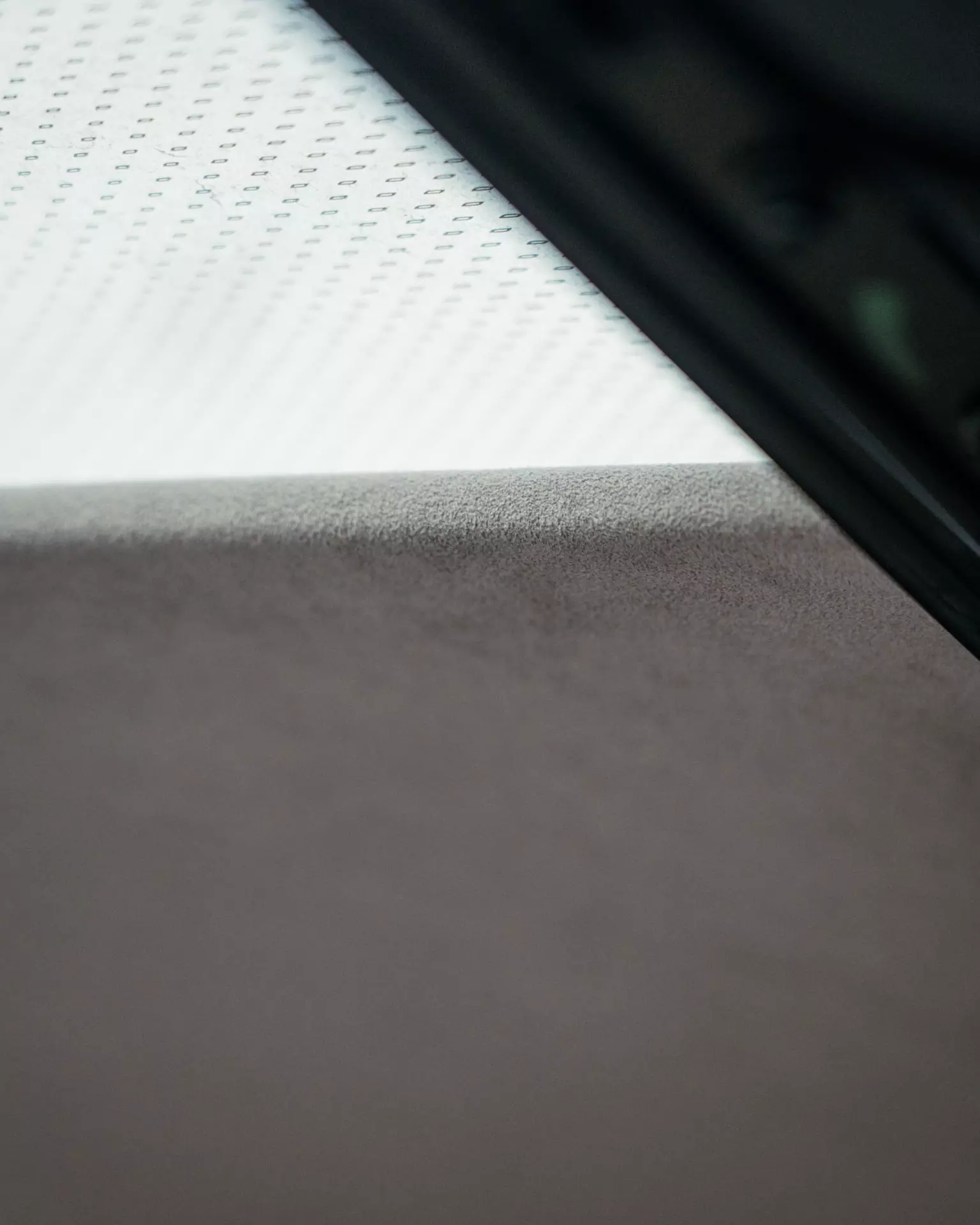 Перетяжка шторки люка в алькантару для BMW X5